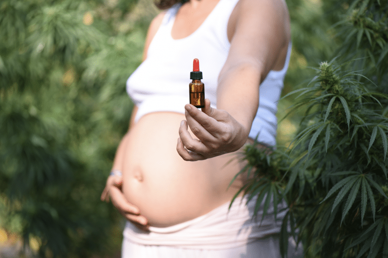 Read more about the article CBD pendant la grossesse et l’allaitement : Ce que dit la science.